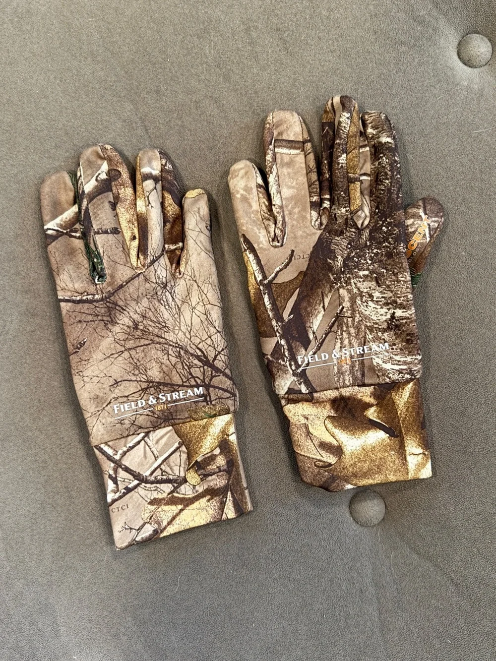 Field & Stream Realtree Camo Gloves in Brown and Tan